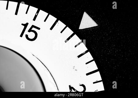 Monochrome Nahaufnahme eines analogen Labor-Timers, der auf 17 eingestellt ist Stockfoto