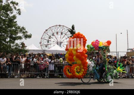 Brooklyn, USA. 17. Juni 2023. Besucher nehmen an der jährlichen Coney Island Mermaid Parade Teil, die am 17. Juni 2023The in Brooklyn, New York, stattfindet. Die Mermaid Parade wurde 1983 in Coney Island, USA, gegründet. Die Meerjungfrauen-Parade ist eine Hommage an Coney Islands vergessenen Mardi Gras, bei dem sich die Menschen als Meeresbewohner und andere nautische Outfits verkleiden. Die Parade dauerte von 1903 bis 1954 Uhr und wurde von einer Vielzahl anderer Quellen inspiriert, was zu einem wunderbaren und verrückten Ereignis führte, das nur in Coney Island zu finden ist. (Foto: Erica Price/Sipa USA) Guthaben: SIPA USA/Alamy Live News Stockfoto