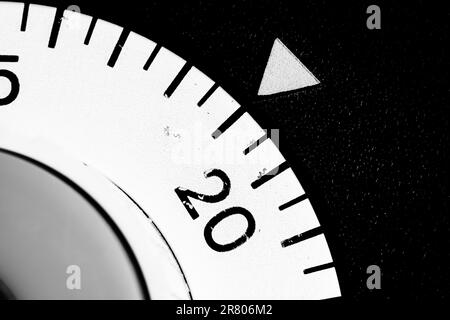 Monochrome Nahaufnahme eines analogen Labor-Timers, der auf 19 eingestellt ist Stockfoto