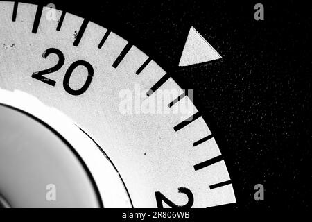 Monochrome Nahaufnahme eines analogen Labor-Timers, der auf 22 eingestellt ist Stockfoto