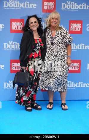 Lesley Joseph (links) und Linda Robson besuchen die Mrs. Doubtfire Comic Relief Gala im Shaftesbury Theatre im Zentrum von London. Foto: Sonntag, 18. Juni 2023. Stockfoto