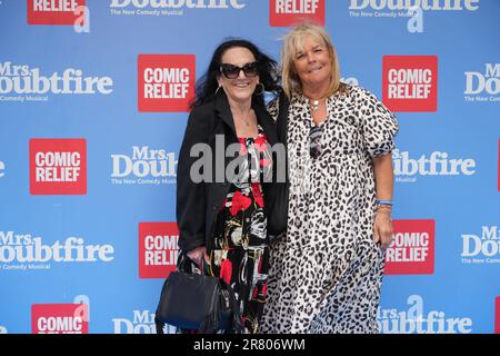 Lesley Joseph (links) und Linda Robson besuchen die Mrs. Doubtfire Comic Relief Gala im Shaftesbury Theatre im Zentrum von London. Foto: Sonntag, 18. Juni 2023. Stockfoto