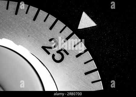 Monochrome Nahaufnahme eines analogen Labor-Timers, der auf 25 eingestellt ist Stockfoto