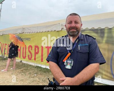 David Rock, medizinischer Kommandeur von Festimed auf dem Isle of Wight Festival, der sagte, dass es eine „enorme Verringerung“ der Anzahl von Vorfällen mit Alkohol und Drogen gegeben hat. Das medizinische Team des Isle of Wight Festivals sagte, die Anzahl der hitzebedingten Probleme sei geringer als erwartet, aber es gab immer noch einen Anstieg von 15% seit dem letzten Jahr. NBilddatum: Sonntag, 18. Juni 2023. Stockfoto