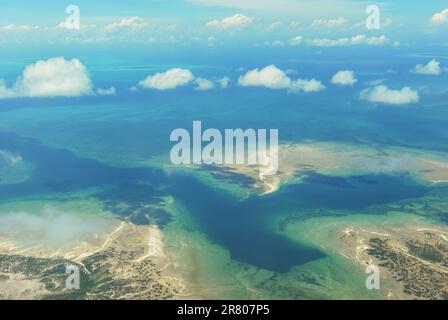 Weit nördliche mosambikanische Küste mit dem Flugzeug, Palma nach Pemba. Stockfoto