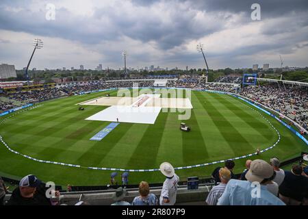 Die Regenabdeckung ist an, da am 3. Tag während der LV = Insurance Ashes First Test Series Day 3 England gegen Australien in Edgbaston, Birmingham, Großbritannien, 18. Juni 2023 (Foto von Craig Thomas/News Images) Stockfoto