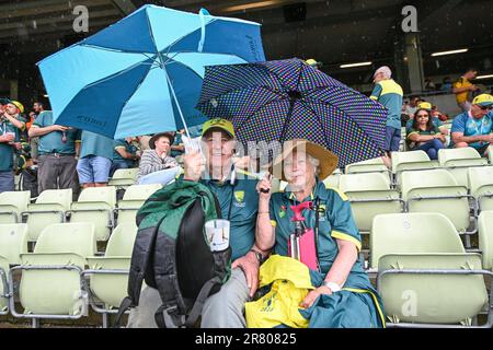 Einige australische Fans schützen sich vor Regen unter Regenschirmen, da das Spiel während des LV= Insurance Ashes First Test Series Day 3 England gegen Australien am 18. Juni 2023 in Edgbaston, Birmingham, Großbritannien, (Foto von Craig Thomas/News Images) in Birmingham, Großbritannien, am 6./18. Juni 2023 gestoppt wird. (Foto: Craig Thomas/News Images/Sipa USA) Stockfoto