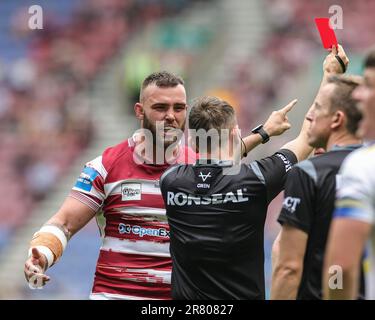 Schiedsrichter Liam Moore überreicht Kaide Ellis #15 of Wigan Warriors während des Viertelfinalspiels des Betfred Challenge Cup Wigan Warriors vs Warrington Wolves im DW Stadium, Wigan, Großbritannien, 18. Juni 2023 (Foto von Mark Cosgrove/News Images) in Wigan, Großbritannien, am 6./18. Juni 2023. (Foto: Mark Cosgrove/News Images/Sipa USA) Stockfoto