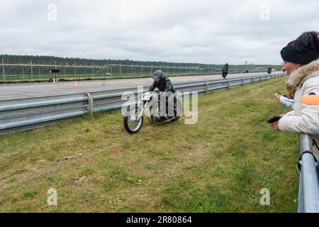 FINOWFURT, DEUTSCHLAND - 06. MAI 2023: Motorrad-Rennfahrer auf der Rennstrecke. Rennfestival 2023. Saisoneröffnung. Stockfoto