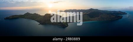 Gesunde Korallenriffe säumen die vulkanische Insel Gili Banta in der Nähe von Komodo, Indonesien. Diese Region ist die Heimat einer außergewöhnlichen marinen Artenvielfalt. Stockfoto