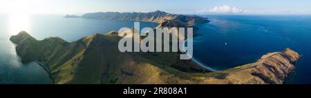 Gesunde Korallenriffe säumen die vulkanische Insel Gili Banta in der Nähe von Komodo, Indonesien. Diese Region ist die Heimat einer außergewöhnlichen marinen Artenvielfalt. Stockfoto