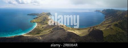 Gesunde Korallenriffe säumen die vulkanische Insel Gili Banta in der Nähe von Komodo, Indonesien. Diese Region ist die Heimat einer außergewöhnlichen marinen Artenvielfalt. Stockfoto