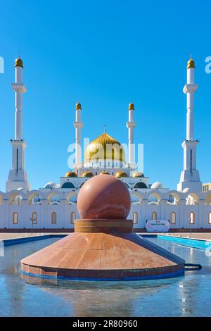 Astana, Kasachstan - 2. April 2023: Abu Nasr Al-Farabi (ehemals nur-Astana) Moschee in Astana Stockfoto