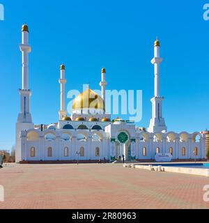 Astana, Kasachstan - 2. April 2023: Abu Nasr Al-Farabi (ehemals nur-Astana) Moschee in Astana. Vorderansicht Stockfoto