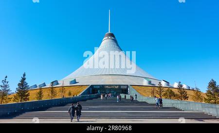 Astana, Kasachstan - 3. April 2023: Khan Shatyr Entertainment Center in Astana - die höchste Zugstruktur der Welt Stockfoto