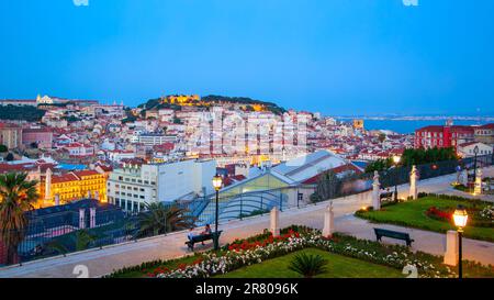 Lissabon, Portugal - 14. Mai 2012: Panoramablick auf Lissabon in der Abenddämmerung, Portugal Stockfoto