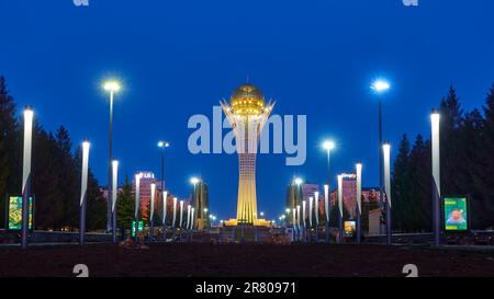 Astana, Kasachstan - 4. April 2023: Nachtsicht auf den Nurjol Boulevard mit dem Baiterek Tower in Astana (ehemals nur-Sultan) Stockfoto