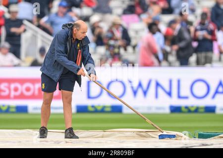 Birmingham, Großbritannien. 18. Juni 2023. Bodenpersonal entfernt überschüssiges Regenwasser von den Abdeckungen während des LV= Insurance Ashes First Test Series Day 3 England gegen Australien in Edgbaston, Birmingham, Großbritannien, 18. Juni 2023 (Foto von Craig Thomas/News Images) in Birmingham, Großbritannien, am 6./18. Juni 2023. (Foto: Craig Thomas/News Images/Sipa USA) Guthaben: SIPA USA/Alamy Live News Stockfoto