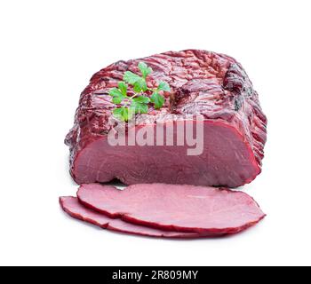 Getrocknete, auf weiß isolierte Trockenfleisch-Rinderscheiben Stockfoto