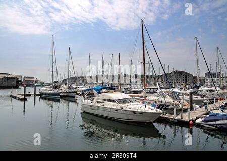 Plymouth Sutton Hafen, inneres Becken, Yachten in einem sicheren Hafen. Von North Quay aus Richtung Südwesten. Stockfoto