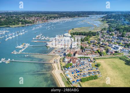 Warsash on the River Hamble in der Nähe von Southampton Water in Hampshire ein beliebtes Segelziel in Südengland. Stockfoto