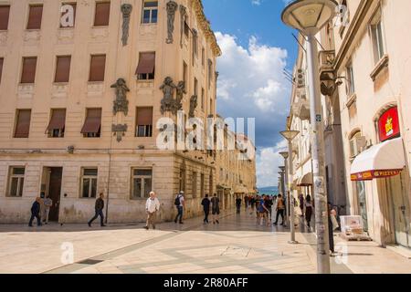 Split, Kroatien - Mai 12. 2023. Die historische Marmontova Ulica Straße im Zentrum von Split, Kroatien Stockfoto