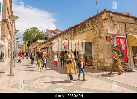 Split, Kroatien - Mai 12. 2023. Die historische Marmontova Ulica Straße im Zentrum von Split, Kroatien Stockfoto