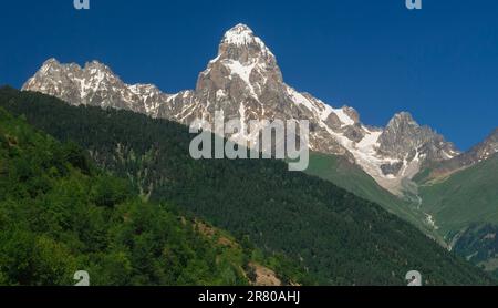 Mount Ushba. Einer der bemerkenswertesten Gipfel des Kaukasusgebirges. Georgien Stockfoto