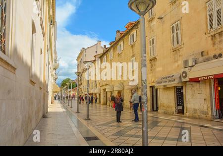 Split, Kroatien - Mai 12. 2023. Die historische Marmontova Ulica Straße im Zentrum von Split, Kroatien Stockfoto