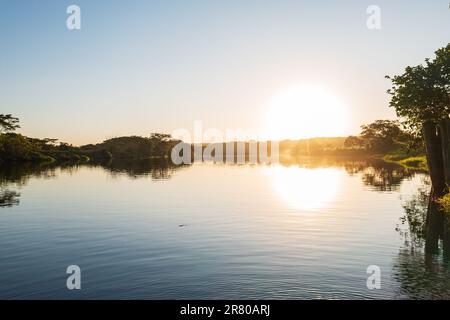 Sonnenuntergang über dem Tiete River in Bariri, Sao Paulo State Stockfoto