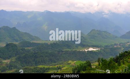 Blick auf das Himmelstor in Quan Ba. Ha Giang Loop ist eine beliebte Motorradstrecke in Nordvietnam, die für kurvenreiche Straßen bekannt ist. 越南旅游, 베트남 관광, ベトナム観光 Stockfoto