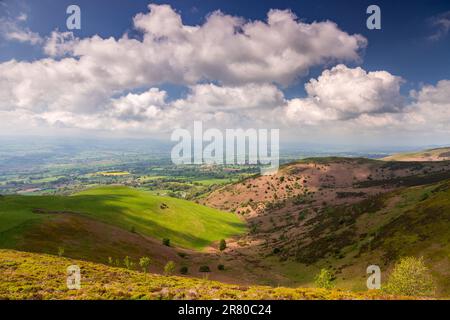 Blick über die Clwydian Range in der Sommersonne, Nordwales Stockfoto