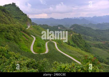 Blick auf das Himmelstor in Quan Ba. Ha Giang Loop ist eine beliebte Motorradstrecke in Nordvietnam, die für kurvenreiche Straßen bekannt ist. 越南旅游, 베트남 관광, ベトナム観光 Stockfoto