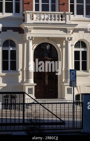 Der Haupteingang zum historischen Gebäude ist im neogotischen Stil erhalten. Stockfoto