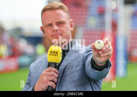 Kevin Brown, ehemaliger Spieler der Salford Red Devils, zieht beim Halbfinale des Betfred Challenge Cup während des Viertelfinalspiels des Betfred Challenge Cup das Spiel Wigan Warriors vs Warrington Wolves im DW Stadium, Wigan, Großbritannien, 18. Juni 2023 (Foto von Gareth Evans/News Images) Stockfoto