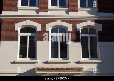 Vorderansicht der Vorhangwand des historischen Gebäudes mit großen Fenstern. Stockfoto