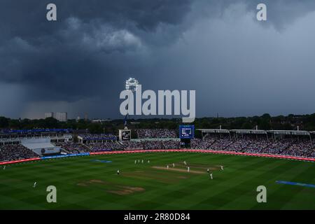 Eine allgemeine Ansicht von den Tribünen, als Australiens Cameron Green den englischen Ben Duckett als schlechtes Wetter am dritten Tag des ersten Ashes-Testspiels in Edgbaston, Birmingham, abweist. Foto: Sonntag, 18. Juni 2023. Stockfoto