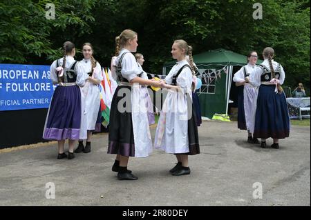 Crawley, West Sussex, UK-Juni 18. 2023 : Polnische weibliche Folk Country-Tänzer auf der Bühne. Stockfoto