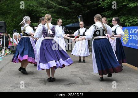 Crawley, West Sussex, UK-Juni 18. 2023 : Polnische weibliche Folk Country-Tänzer auf der Bühne. Stockfoto