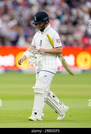 Der englische Ben Duckett sieht deprimiert aus, als er das Spielfeld verlässt, nachdem er von Australiens Cameron Green (nicht abgebildet) am dritten Tag des ersten Ashes-Testspiels in Edgbaston, Birmingham, entlassen wurde. Foto: Sonntag, 18. Juni 2023. Stockfoto