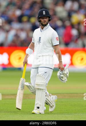 Der englische Ben Duckett sieht deprimiert aus, als er das Spielfeld verlässt, nachdem er von Australiens Cameron Green (nicht abgebildet) am dritten Tag des ersten Ashes-Testspiels in Edgbaston, Birmingham, entlassen wurde. Foto: Sonntag, 18. Juni 2023. Stockfoto