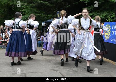 Crawley, West Sussex, UK-Juni 18. 2023 : Polnische weibliche Folk Country-Tänzer auf der Bühne. Stockfoto