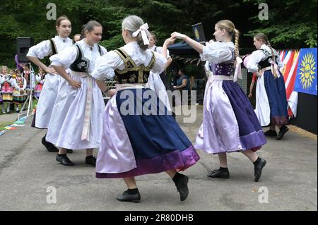 Crawley, West Sussex, UK-Juni 18. 2023 : Polnische weibliche Folk Country-Tänzer auf der Bühne. Stockfoto