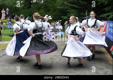 Crawley, West Sussex, UK-Juni 18. 2023 : Polnische weibliche Folk Country-Tänzer auf der Bühne. Stockfoto
