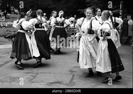 Crawley, West Sussex, UK-Juni 18. 2023 : Polnische weibliche Folk Country-Tänzer auf der Bühne. Stockfoto