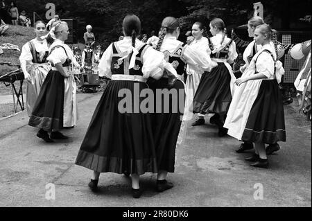 Crawley, West Sussex, UK-Juni 18. 2023 : Polnische weibliche Folk Country-Tänzer auf der Bühne. Stockfoto