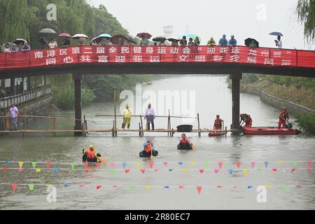 (230618) -- HUZHOU, 18. Juni 2023 (Xinhua) -- Dorfbewohner nehmen an einem Fass-Ruderwettbewerb Teil, um das bevorstehende traditionelle chinesische Drachenbootfestival in Mindang Village Hefu Town, Huzhou City, Ostchina Provinz Zhejiang, 18. Juni 2023 zu feiern. Diese Art von Fässern ist ein traditionelles Werkzeug, das von den Einheimischen verwendet wird, um landwirtschaftliche Aktivitäten auf dem Wasser durchzuführen, einschließlich Angeln, Wasserkastanien und Lotussaatschoten pflücken. Das Dragon Boat Festival, auch bekannt als Duanwu Festival, ist ein traditioneller Feiertag in China. Sie wird am fünften Tag des fünften Monats des chinesischen Mondkalenders gefeiert. (Xinh Stockfoto