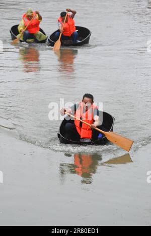 (230618) -- HUZHOU, 18. Juni 2023 (Xinhua) -- Dorfbewohner nehmen an einem Fass-Ruderwettbewerb Teil, um das bevorstehende traditionelle chinesische Drachenbootfestival in Mindang Village Hefu Town, Huzhou City, Ostchina Provinz Zhejiang, 18. Juni 2023 zu feiern. Diese Art von Fässern ist ein traditionelles Werkzeug, das von den Einheimischen verwendet wird, um landwirtschaftliche Aktivitäten auf dem Wasser durchzuführen, einschließlich Angeln, Wasserkastanien und Lotussaatschoten pflücken. Das Dragon Boat Festival, auch bekannt als Duanwu Festival, ist ein traditioneller Feiertag in China. Sie wird am fünften Tag des fünften Monats des chinesischen Mondkalenders gefeiert. (Xinh Stockfoto