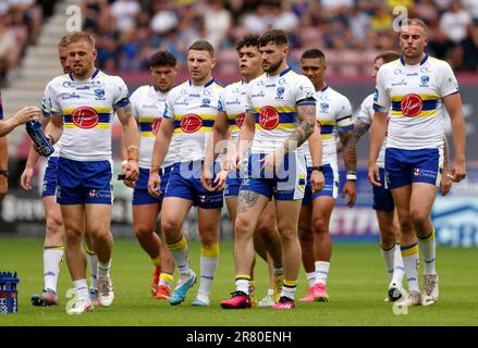 Die Spieler von Warrington Wolves erscheinen beim Quartalsfinale des Betfred Challenge Cup im DW Stadium, Wigan, deprimiert. Foto: Sonntag, 18. Juni 2023. Stockfoto