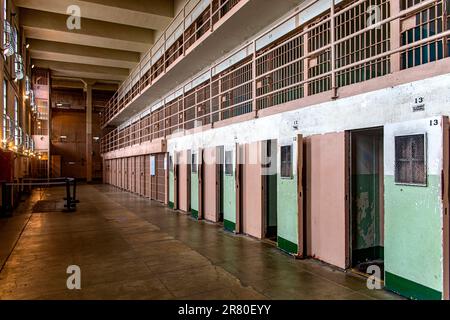 Block und Modul der maximalen Sicherheits- und Strafzellen des Bundesgefängnisses von Alcatraz in der Mitte der Bucht von San Francisco. Stockfoto